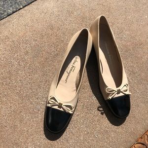 Chic ferragamo flats